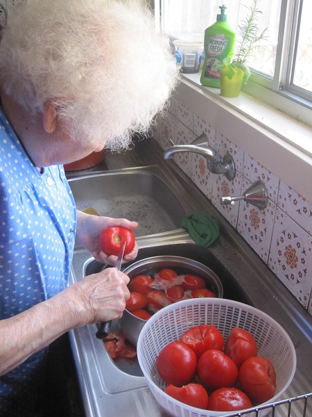 Nonna cutting tomatoes